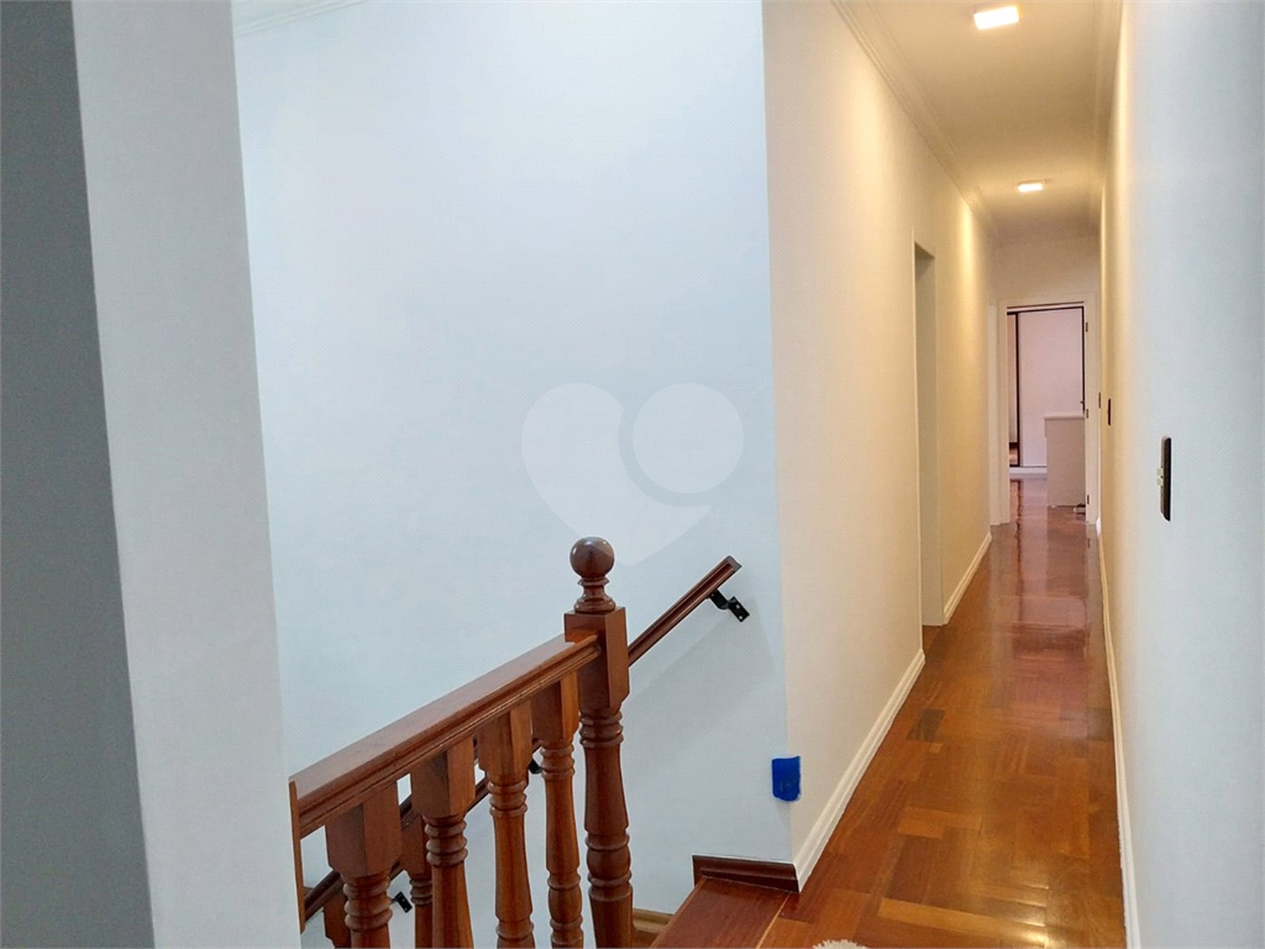 Casa com 324m², 4 dormitórios, sendo 1 suíte, 4 vagas, à venda no Jardim Las Vegas em Santo André.