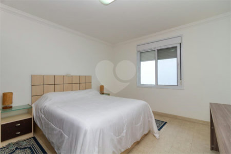 Casa Sobrado à venda com 342 m², 3 dormitórios, sendo 2 suítes, 4 vagas na Vila Mariana - São Paulo.