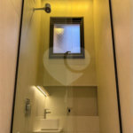 Indaiatuba - Condominio Sapezal - R$ 2.400.000,00 - Área Total 360,00 m² - Área Construída 213,32 m² - TÉRREA - 03 suítes sendo a master com closet; - Escritório; Lavabo; Cozinha com cooktop e planejados; Gourmet com churrasqueira; Ambientes preparados para ar condicionado; Piscina com cascata,