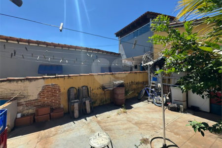 Casa com salão comercial, á venda, em São Carlos-SP.