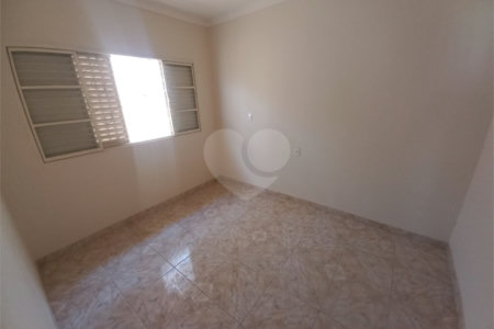 Casa térrea com 2 dormitórios.