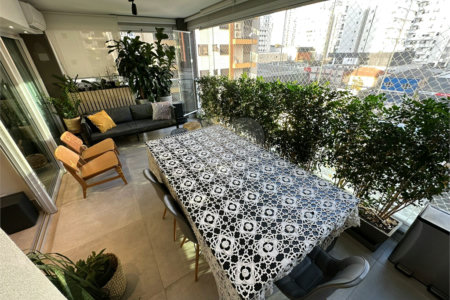 Apartamento mobiliado com 2 dormitórios sendo 1 suíte cozinha americana 2 vagas de garagem e depósito em Moema SP.