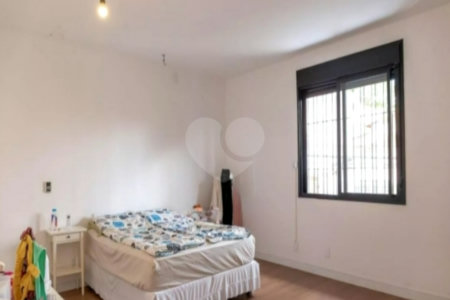 Sua oportunidade única na Vila Gumercindo! Casa espaçosa de 257m² com 4 dormitórios (sendo 2 suítes), 2 vagas de garagem e excelente localização, venda.
