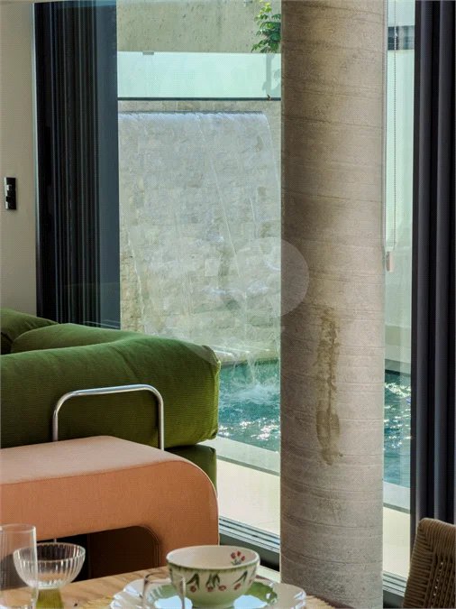 Indaiatuba - Condominio Villa Sapezal - 318 m² de Terreno - 230 m² de Área Construída - 3 suítes, sendo 1 Master com closet planejado - Sala de TV - Sala de estar integrada à Sala de jantar - Cozinha com móveis planejados - Despensa - Escritório planejado - Lavabo - Piscina com preparação para aquec