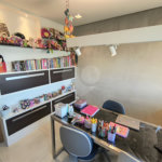 Este amplo apartamento de 290 m², completamente reformado, reúne sofisticação,