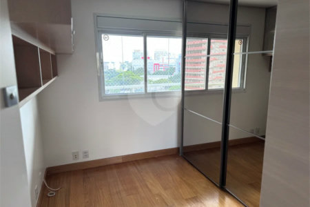 O Seu Apartamento Exclusivo: 74 m² Reformados ao Lado do Ibirapuera!