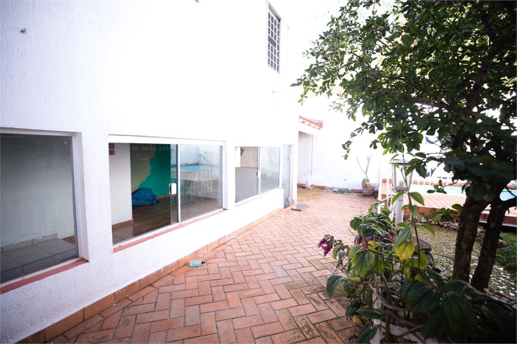 Casa com 4 Dormitórios e área de lazer com piscina