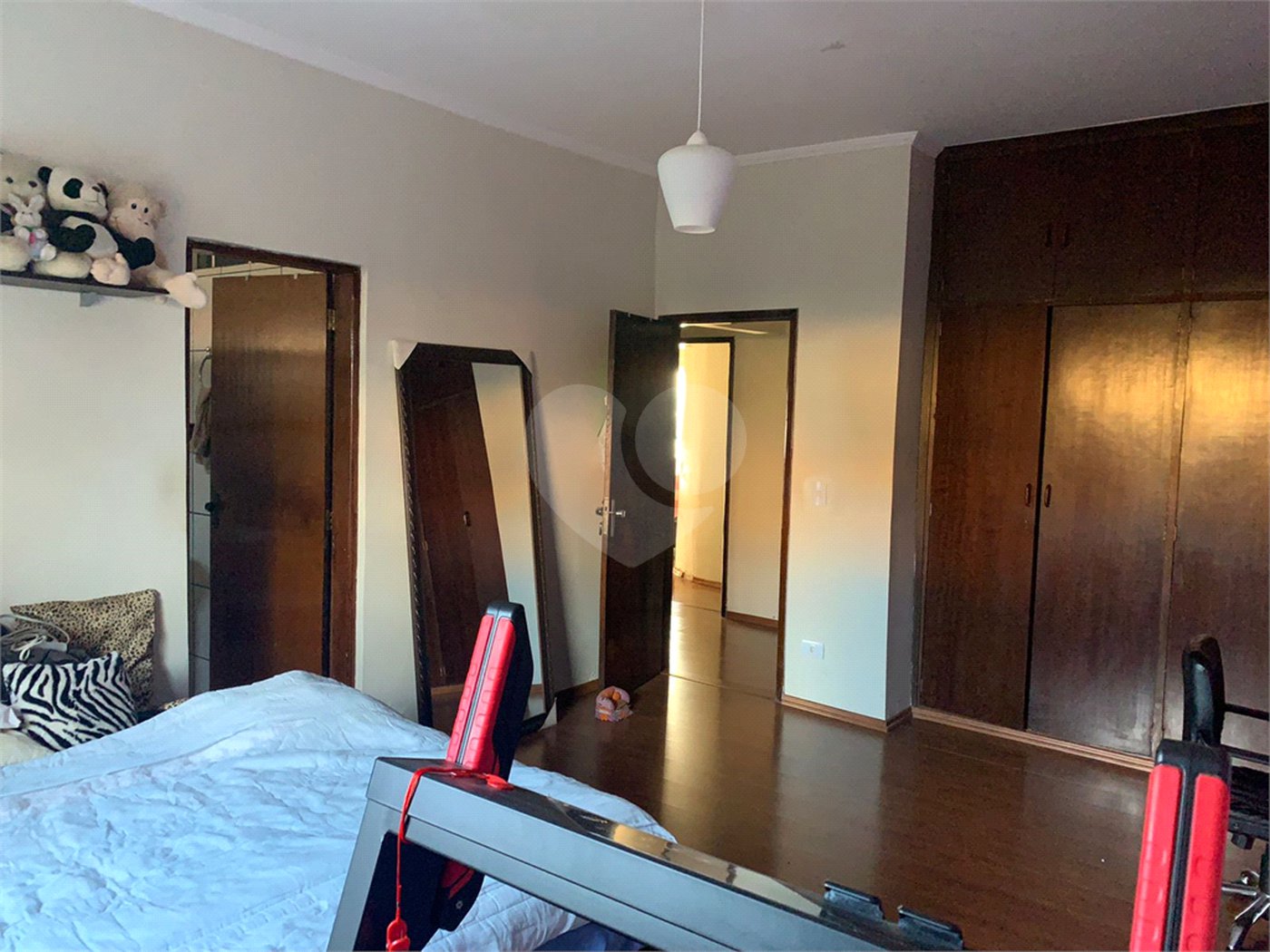 Casa térrea com 3 suítes.