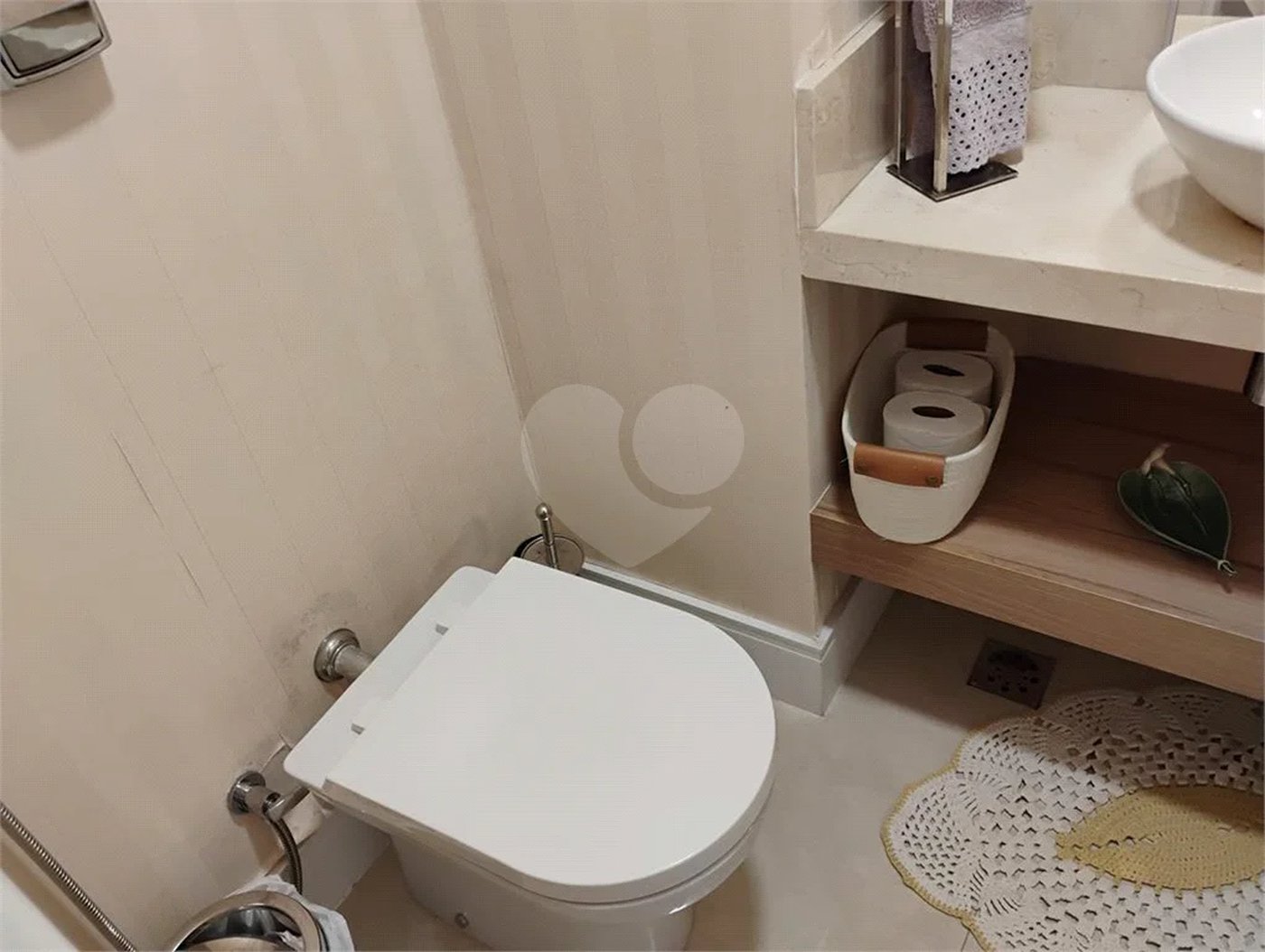 Apartamento reformado , 3 suítes , 3 vagas. Próximo a Avenida Paulista e metrô Brigadeiro . Prédio de construtora renomada. Único !