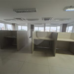SALA COMERCIAL DE 90 M² COM 12 BAIAS, SALA DE REUNIÃO, AR-CONDICIONADO CENTRAL E 2 VAGAS!