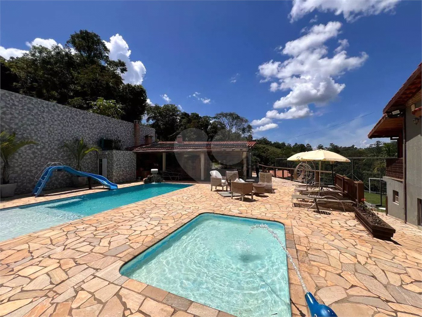Chácara com excelente infraestrutura, contendo casa com 8 dormitórios, 900 m² de área construída, área total de 3000m², piscina adulto e infantil, churrasqueira, quadra gramada de futebol - Rio Acima - Atibaia/SP 900 m² Área construída 3.000 m² Área do terreno