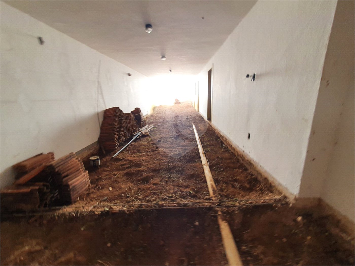 Casa térrea com 5 dormitórios, sendo 2 suítes.