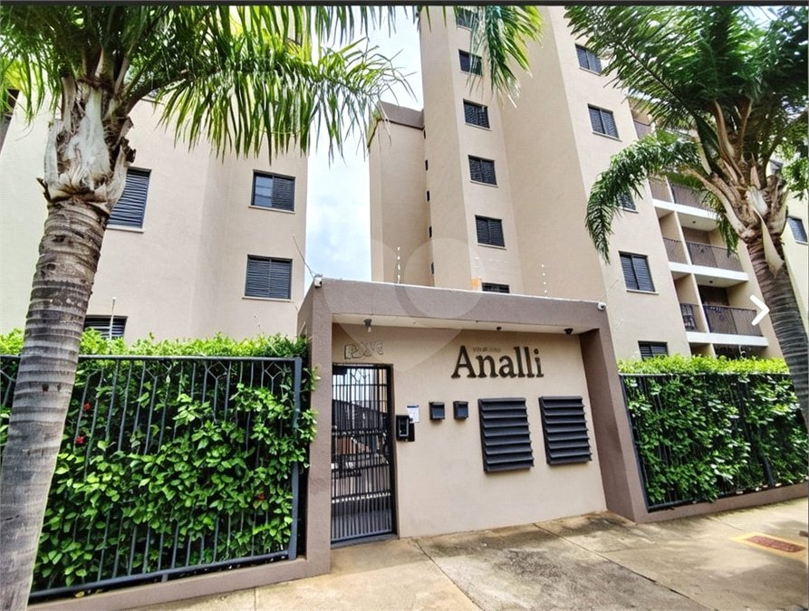 Apartamento á venda no centro com dois dormitórios e sacada.