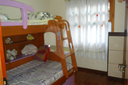 Sobrado com 4 quartos sendo 2 suítes.