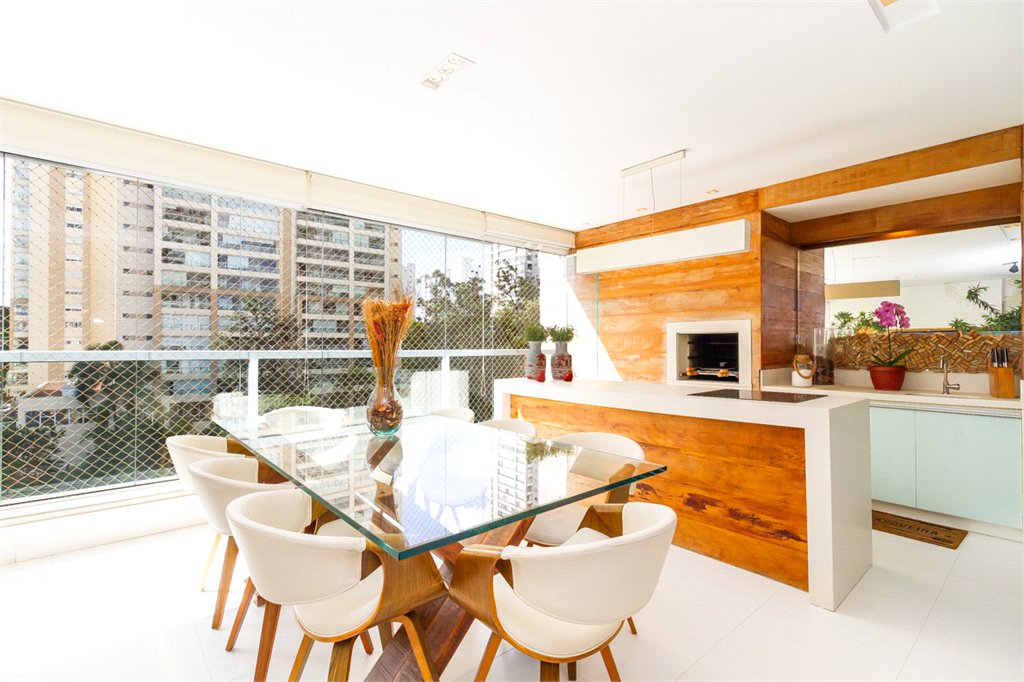 Apartamento de Alto Padrão no Campo Belo para venda com porteira fechada, com 4 dormitórios suítes e 4 vagas com lazer de club.