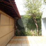 Sobrado com quintal amplo e arborizado a venda