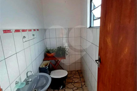 Casa à venda em Atibaia com 5 dormitórios (1 suíte), piscina e área gourmet, 2 vagas garagem, avalia permuta e financiamento