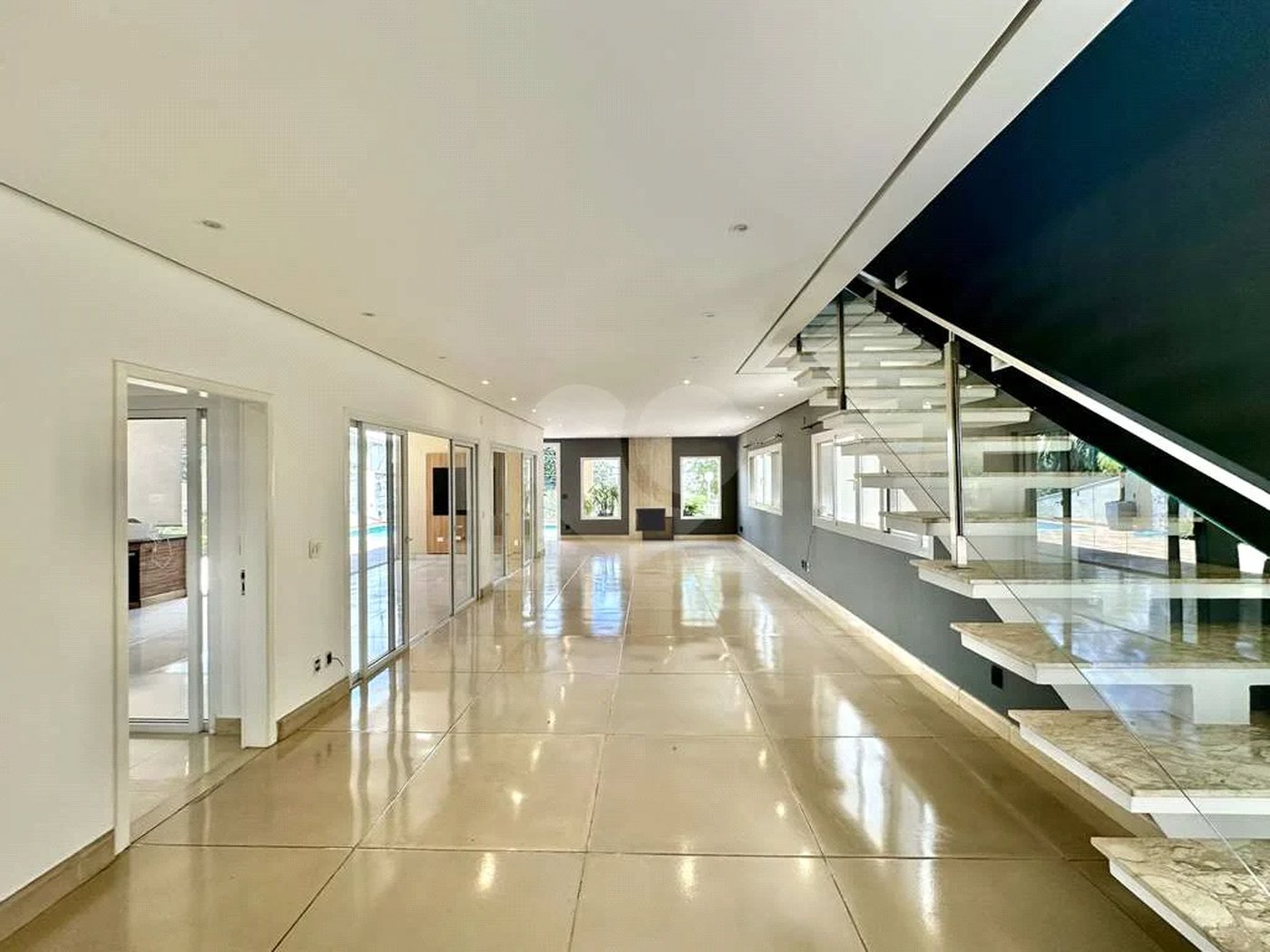 Casa em condomínio Impecável, 4 dorms / 2 suítes, varanda gourmet, piscina, 3 lareiras