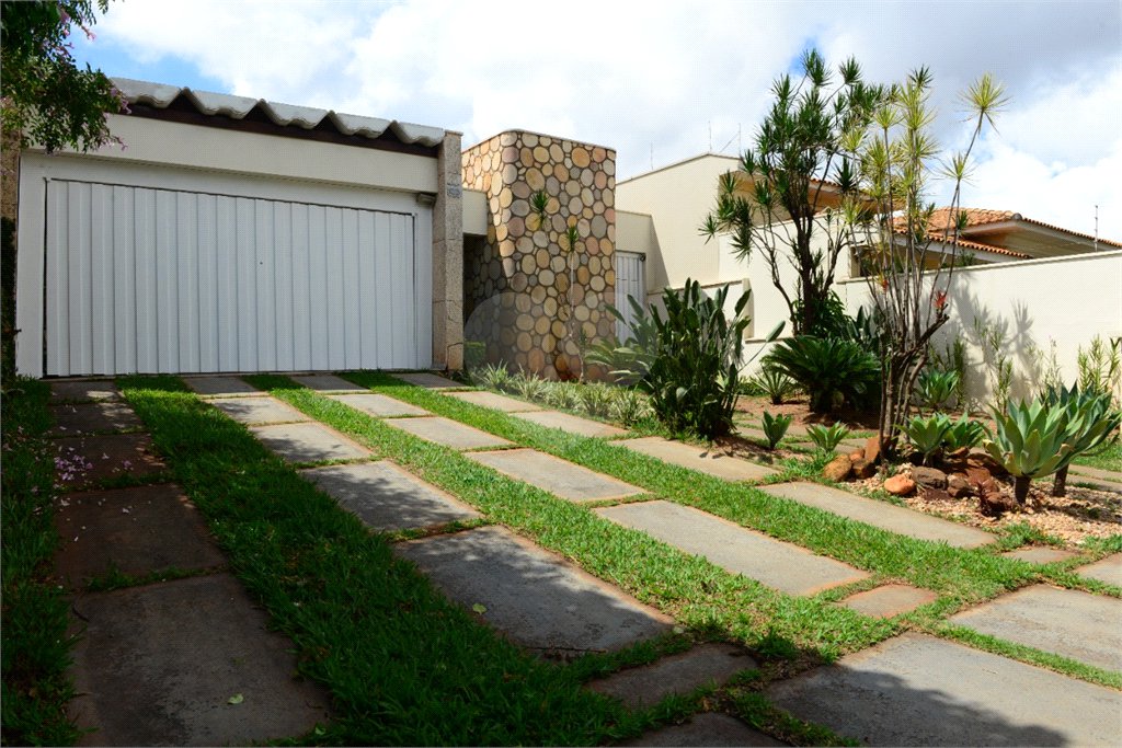 Casa térrea em Araraquara/SP.