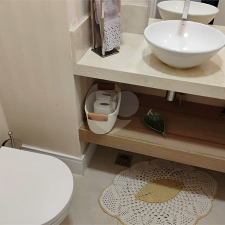 Apartamento reformado , 3 suítes , 3 vagas. Próximo a Avenida Paulista e metrô Brigadeiro . Prédio de construtora renomada. Único !