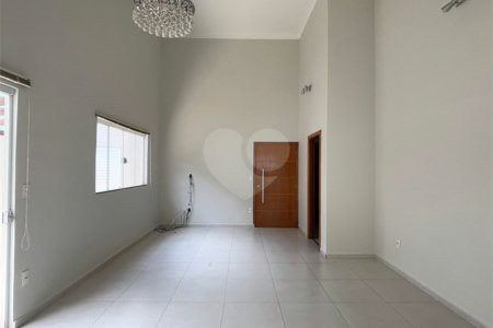 Vende-se casa no Village Damha II