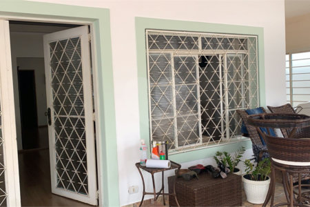 Casa térrea com 3 suítes.