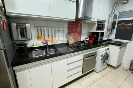 Apartamento no Condomínio Parque dos Manacás.
