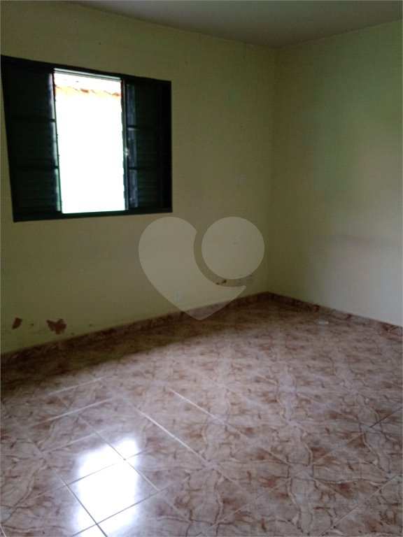 Casa térrea com 3 dormitórios.