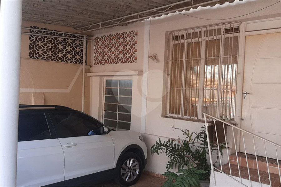 São 3 casas, próximo ao metrô Parada Inglesa, próximo a comércios da região.