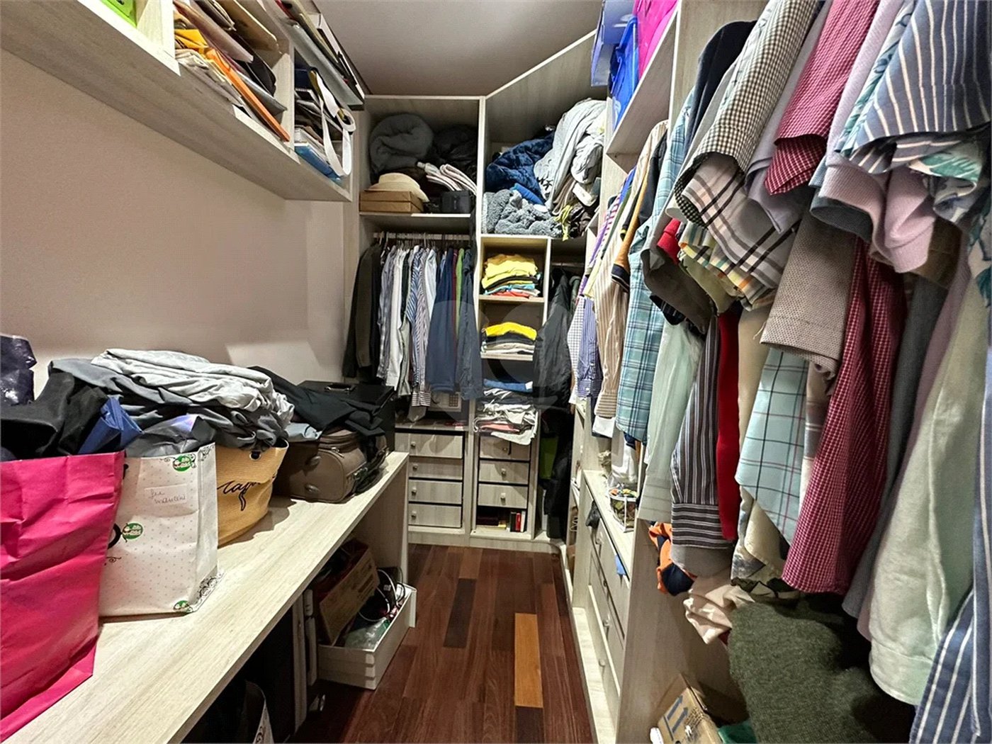 Casa à venda e locação no Condomínio Monte Alegre com 04 suítes.