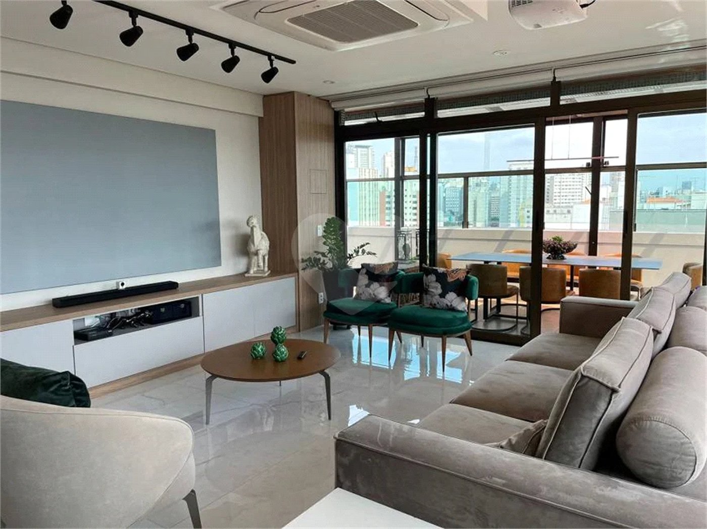 Cobertura à venda na Aclimação de 300m² com 2 vagas.
