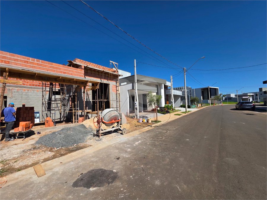 Casa térrea 3 dormitório 1 suíte com closet à venda no Condomínio Vileneuve,