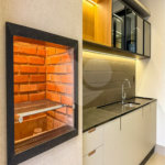 Indaiatuba - Condominio Sapezal - R$ 2.400.000,00 - Área Total 360,00 m² - Área Construída 213,32 m² - TÉRREA - 03 suítes sendo a master com closet; - Escritório; Lavabo; Cozinha com cooktop e planejados; Gourmet com churrasqueira; Ambientes preparados para ar condicionado; Piscina com cascata,
