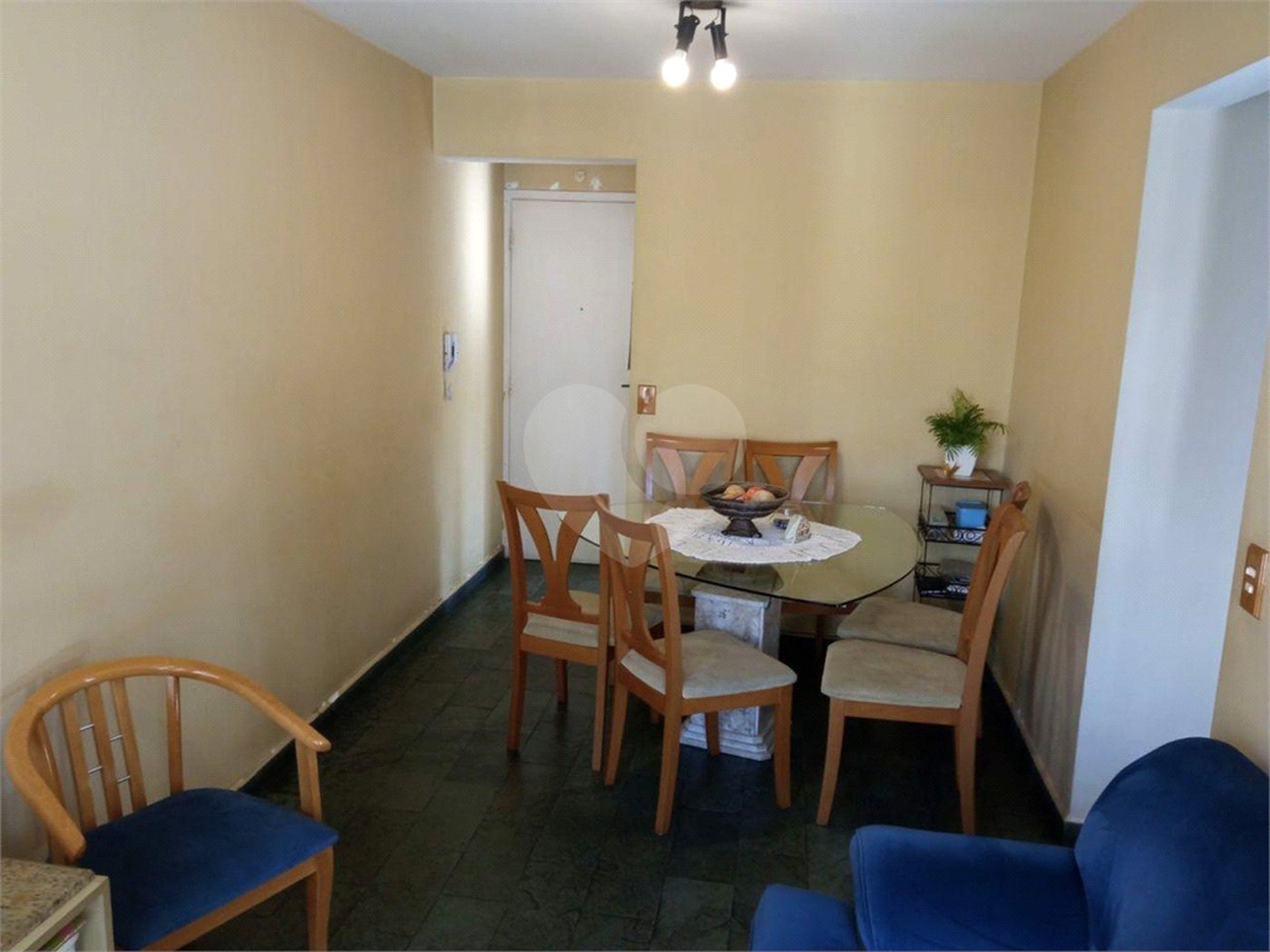 Lindo apartamento, muito bem conservado, com bom espaço interno.