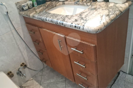 Apartamento a venda na Aclimação com 4 dormitórios e 2 vagas.