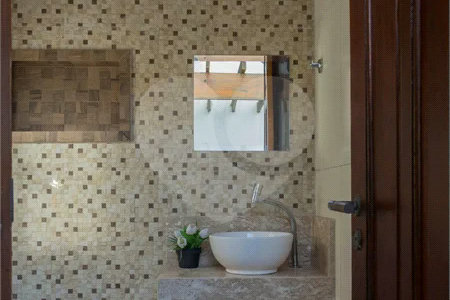 Casa à venda com 6 dormitórios, 3 suítes, piscina, área gourmet, hidromassagem, lareira, varanda e 6 vagas de garagem. Conforto e lazer para toda a família!