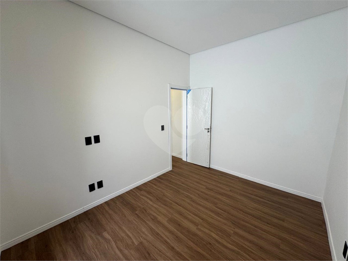 Linda casa a venda no condomínio Villeneuve