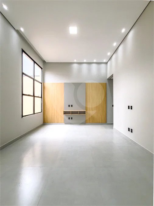 Indaiatuba - Jardim Bom sucesso - Área total: 150m² - Área construída: 115m² - 3 dormitórios sendo 1 suíte com armário planejado;Sala para dois ambientes; Banheiros com box gabinetes e espelhos; Área gourmet com churrasqueira a carvão e móveis planejados; Lavanderia coberta; Ar condicionado na sala