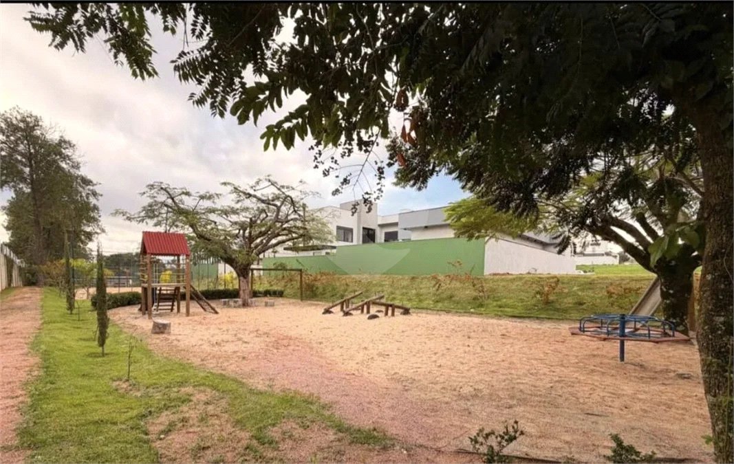 Indaiatuba - Condominio Villa Sapezal - 318 m² de Terreno - 230 m² de Área Construída - 3 suítes, sendo 1 Master com closet planejado - Sala de TV - Sala de estar integrada à Sala de jantar - Cozinha com móveis planejados - Despensa - Escritório planejado - Lavabo - Piscina com preparação para aquec