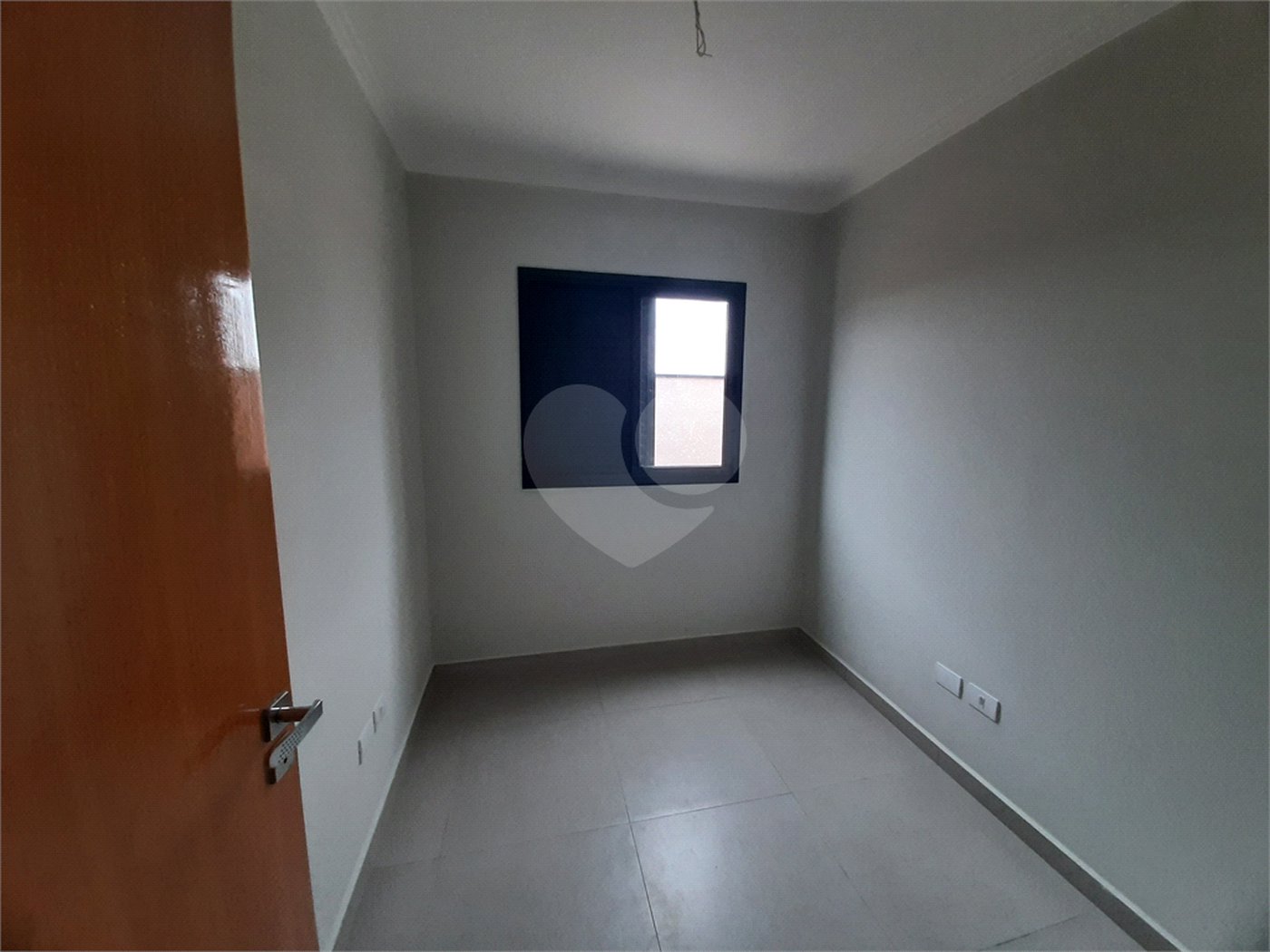 Apartamento COBERTURA com 66m2, 3 quartos, banheiro, sala, cozinha, quintal e 1 vaga