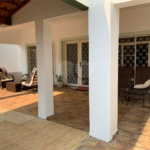 Casa térrea com 3 suítes.