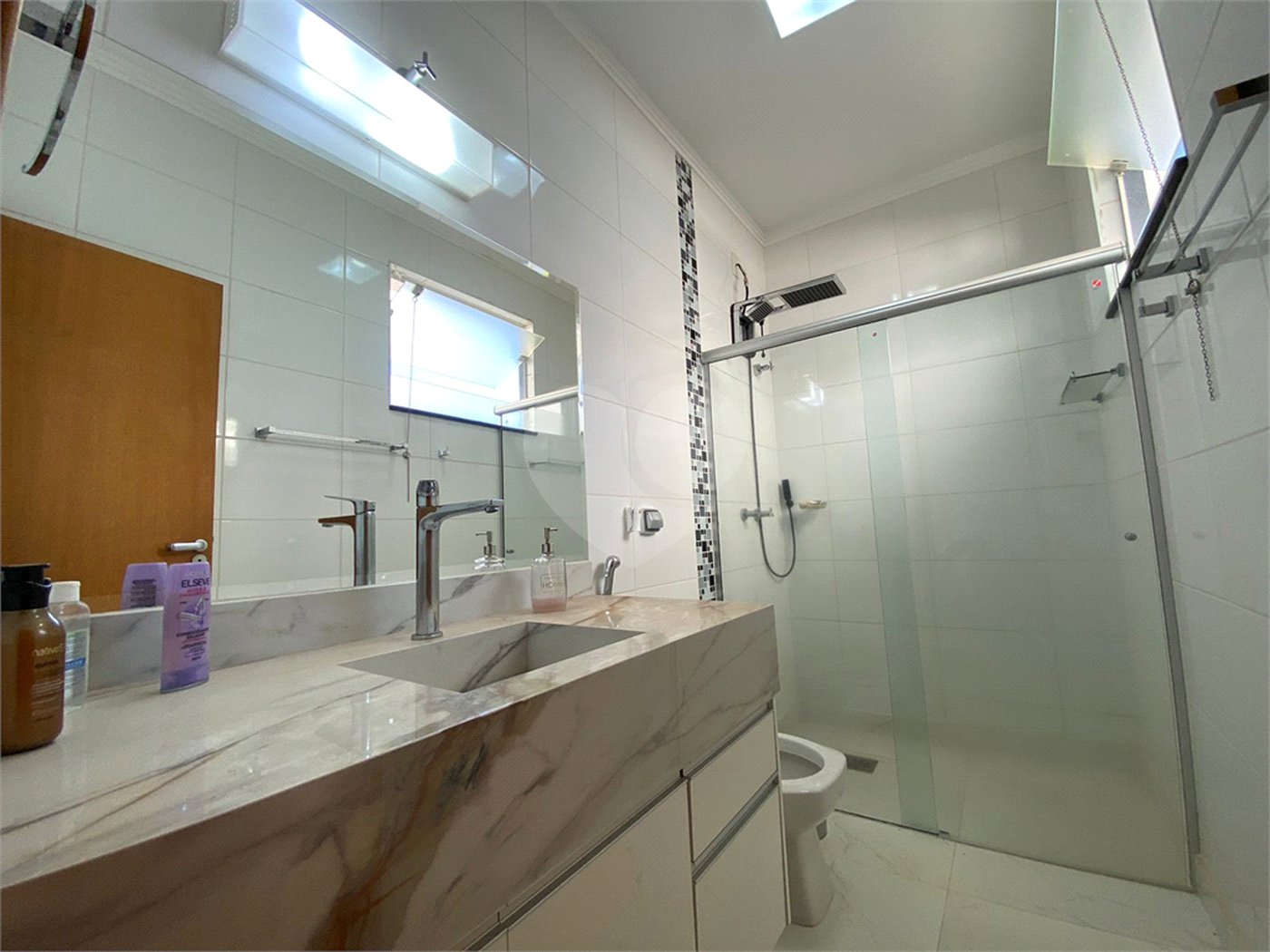 Casa térrea com piscina para venda no Condomínio Quebec.