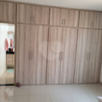 Casa térrea com 2 dormitórios, sendo 1 suíte.
