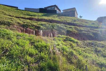 Terreno em condomínio fechado com 1.086 metros, pronto para construir, ampla área de lazer, aceita financiamento