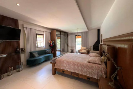 Chácara com excelente infraestrutura, contendo casa com 8 dormitórios, 900 m² de área construída, área total de 3000m², piscina adulto e infantil, churrasqueira, quadra gramada de futebol - Rio Acima - Atibaia/SP 900 m² Área construída 3.000 m² Área do terreno
