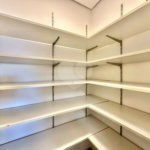 Casa em condomínio Impecável, 4 dorms / 2 suítes, varanda gourmet, piscina, 3 lareiras