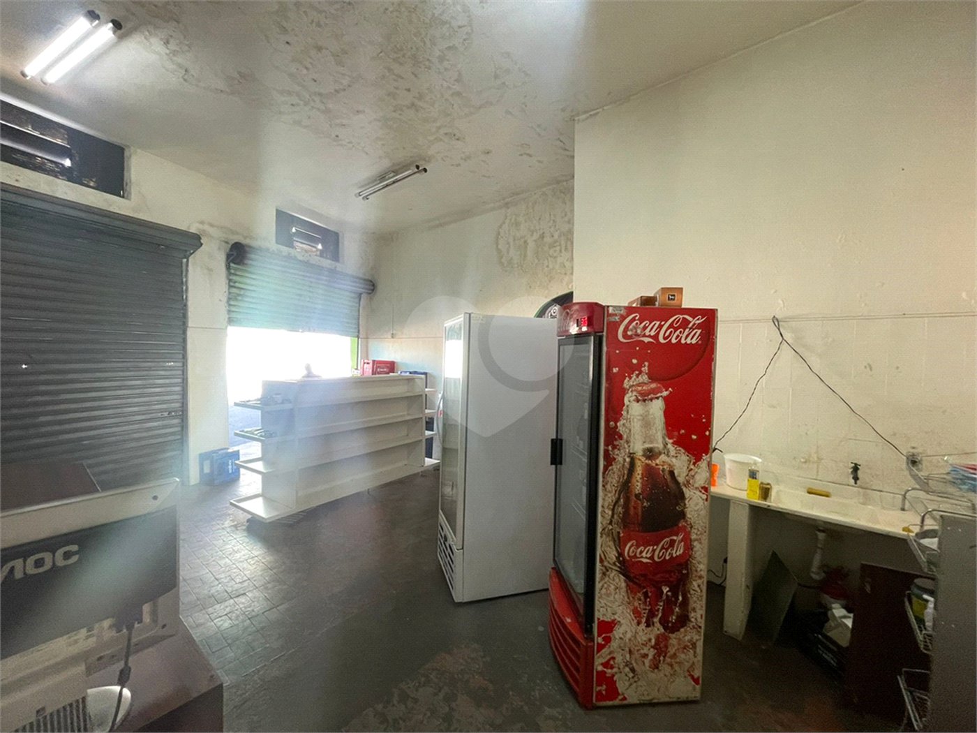Casa térrea e salão comercial a venda no Jardim Bandeirantes.