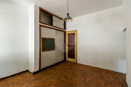 Casa à venda em Moema de 280m² com 4 dormitórios, sendo 1 suíte e 2 vagas de garagem.