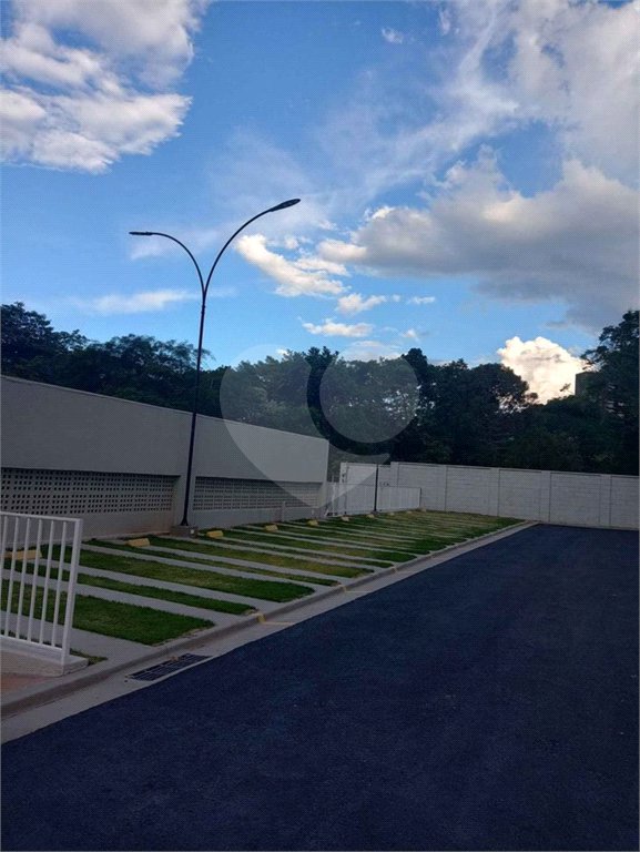 Apartamento no Condomínio Parque dos Jacarandás.