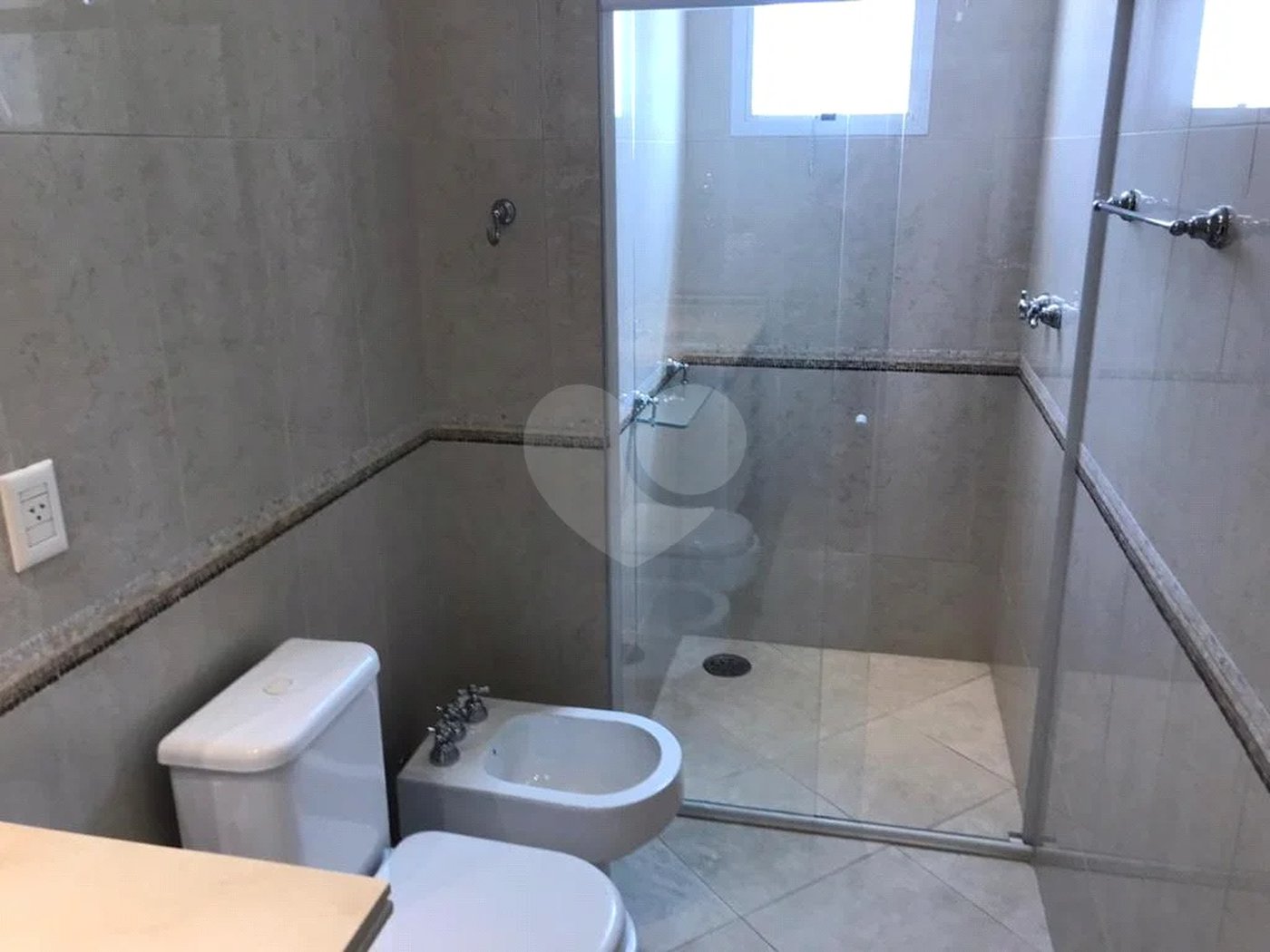 Apto 220 metros no Campo Belo. varanda, 5 vagas, 3 suítes. Visite